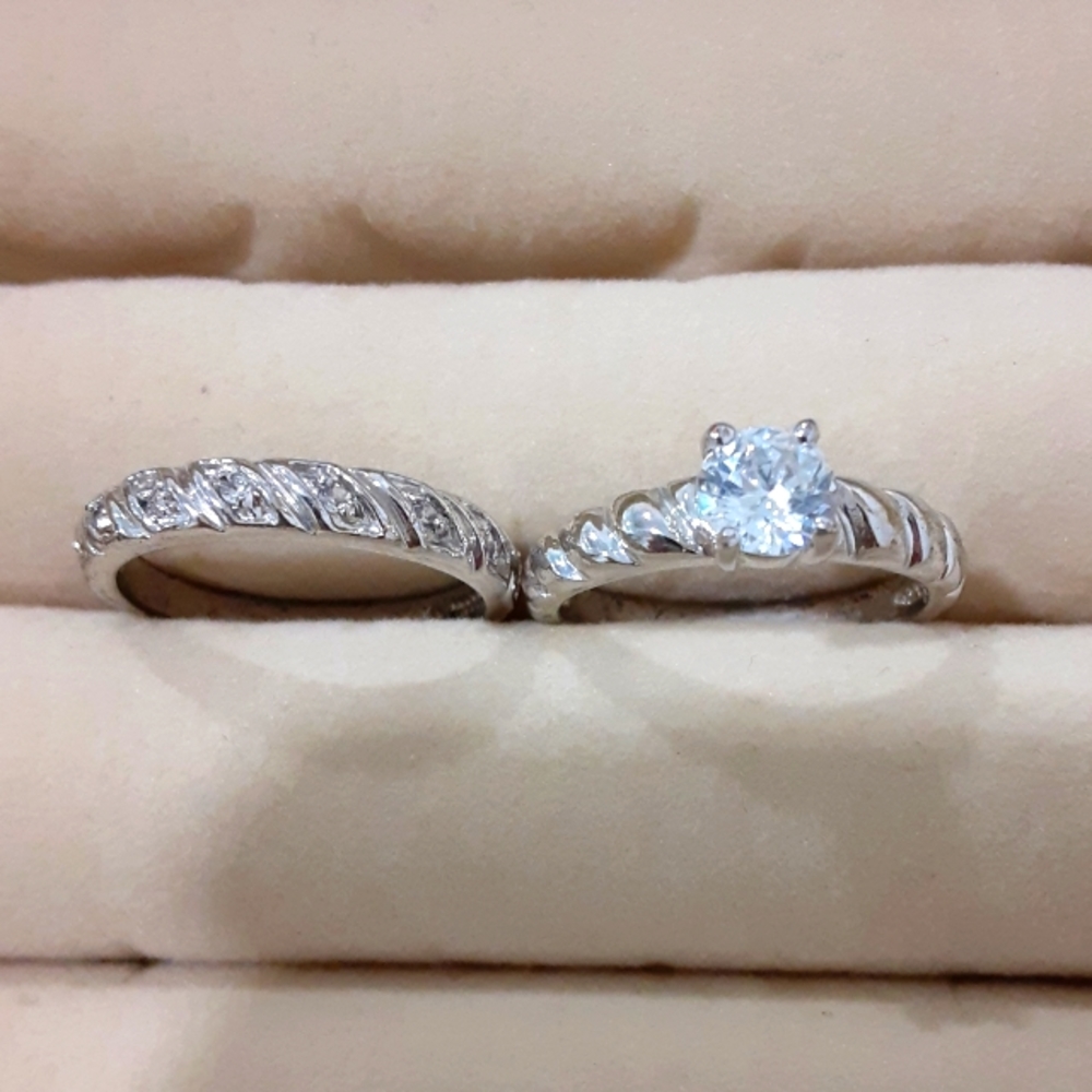 2 rhinestones rings size 8